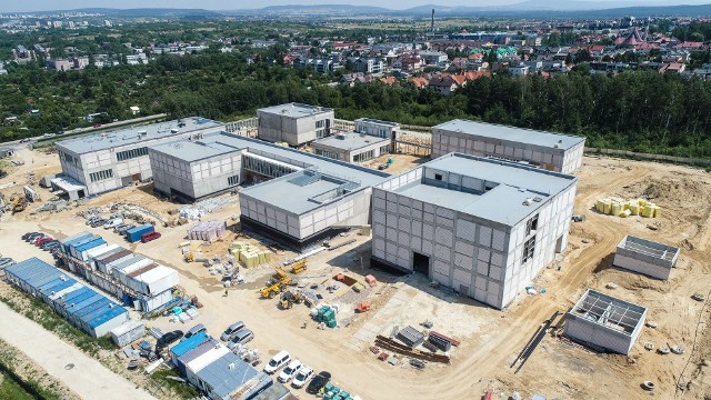 Tak wyglądała 1 lipca 2022 roku budowa kampusu Głównego Urzędu Miar w Kielcach. Więcej zdjęć tej inwestycji na kolejnych slajdach.