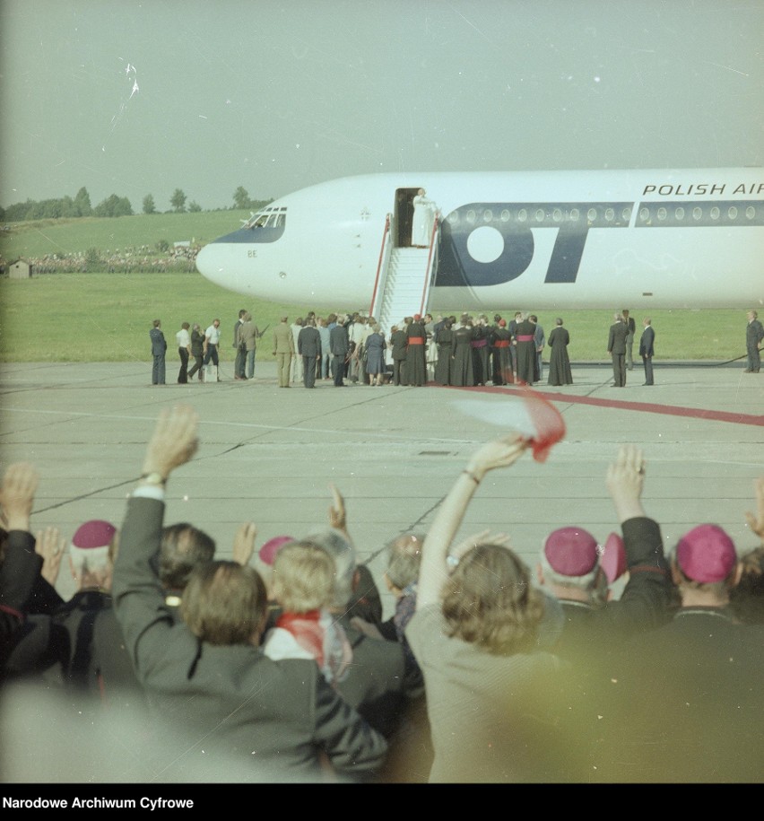 Pożegnanie papieża Jana Pawła II na lotnisku Balice kończące...