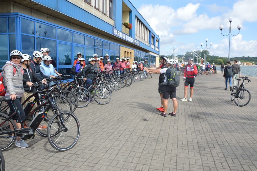 Pasażerowie wycieczkowca AIDAbella zwiedzają Trójmiasto na rowerach! Wycieczkowiec w Gdyni [ZDJĘCIA] 