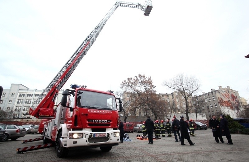 Strażacy dostali nowoczesny wóz strażacki z drabiną o wys. 42 metrów [FILM, zdjęcia]