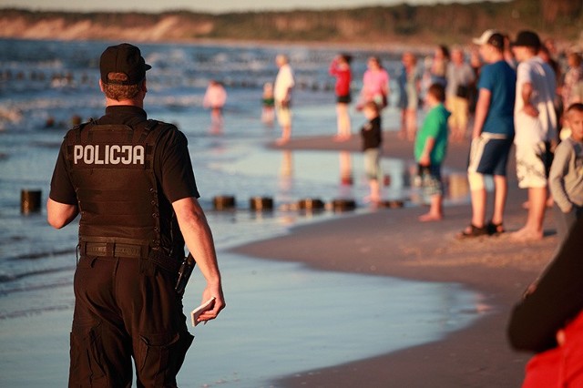 Turyści obserwują akcję poszukiwawczą  Bałtyku w Ustce.