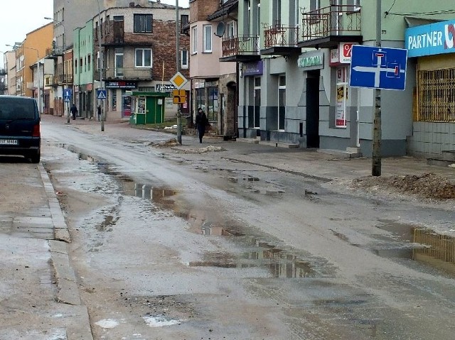 Ulica Piłsudskiego, dziś pełna wyrw, dziur i kolein to jedna ze starachowickich ulic, które mają szansę na gruntowny remont.