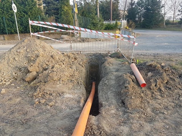 Ruszyły w Lisewie prace przygotowawcze związane z budową sieci gazowej. W kolejnych tygodniach nastąpi położenie sieci od zakładu państwa Ritter poprzez ul. Mikołaja z Ryńska do ul. Wybudowanie Wąbrzeskie - okolice plebani. - Już za kilka miesięcy mieszkańcy uzyskają dostęp do gazu - informuje Jakub Kohowicz, wót gminy Lisewo. - Obecnie roboty trwają na ulicy Mikołaja z Ryńska.Kolejne prace ruszą na ul. Hallera i Witosa. Wzdłuż drogi wojewódzkiej roboty prowadzone będą łącznie z remontem. W związku z tym, pierwsze utrudnienia mają mieszkańcy ul. Mikołaja z Ryńska. W przypadku pytań lub nieprzewidzianych problemów kontaktować się można z Referatem Gospodarki i Inwestycji Urzędu Gminy w Lisewie. Ruszył kolejny proces lekarzy ojca min. Z. ZiobryŹródło: TVN24/x-news[xlink]25416689-4b26-e6d9-46f8-56f867b968f7,fbc64179-bf96-ad42-1f00-909f8edbb636[/xlink]