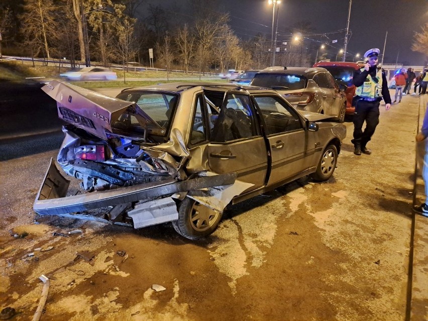 Wypadek na al. Mickiewicza. Pijany kierowca staranował kilka samochodów. Zatrzymali go Ukraińcy 7.03.2024
