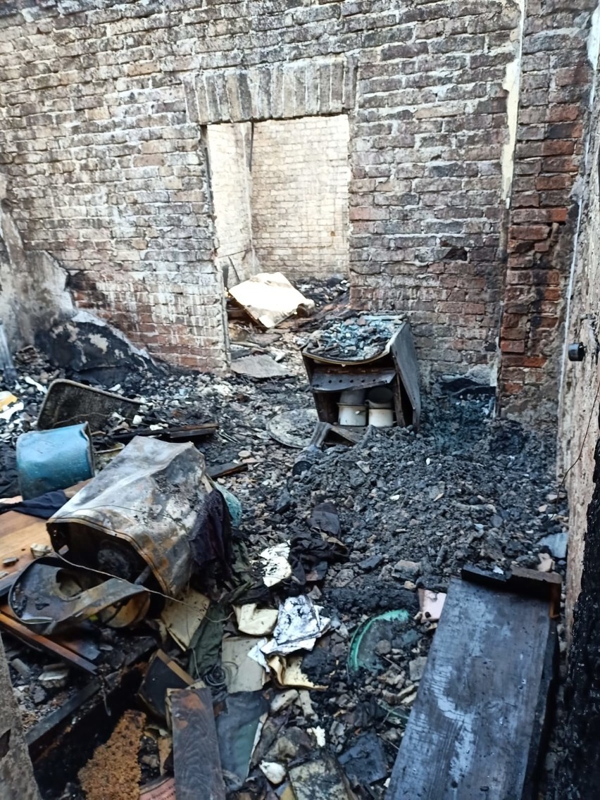 Pożar domu w Grojcu. Śledczy ustalają okoliczności śmierci 80-letniego właściciela 