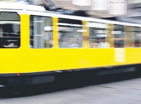 Kolizja tramwaju z samochodem na ul. Powstańców Wielkopolskich w Szczecinie.