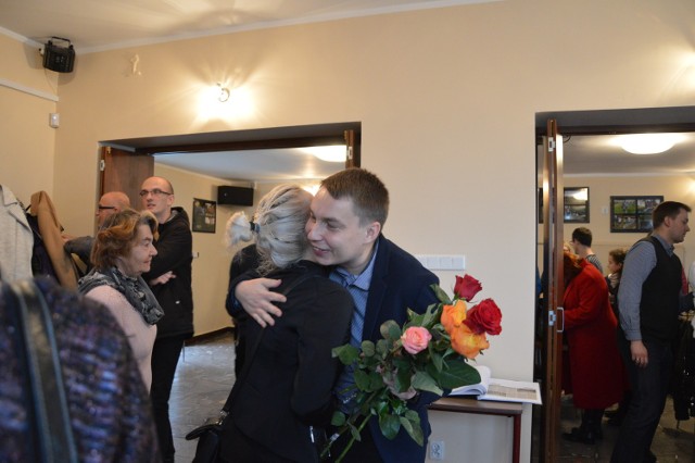Były kwiaty i gratulacje - w tym najmilsze - od najbliższej rodziny. Na zdjęciu Olek Knitter w objęciach żony Anny.