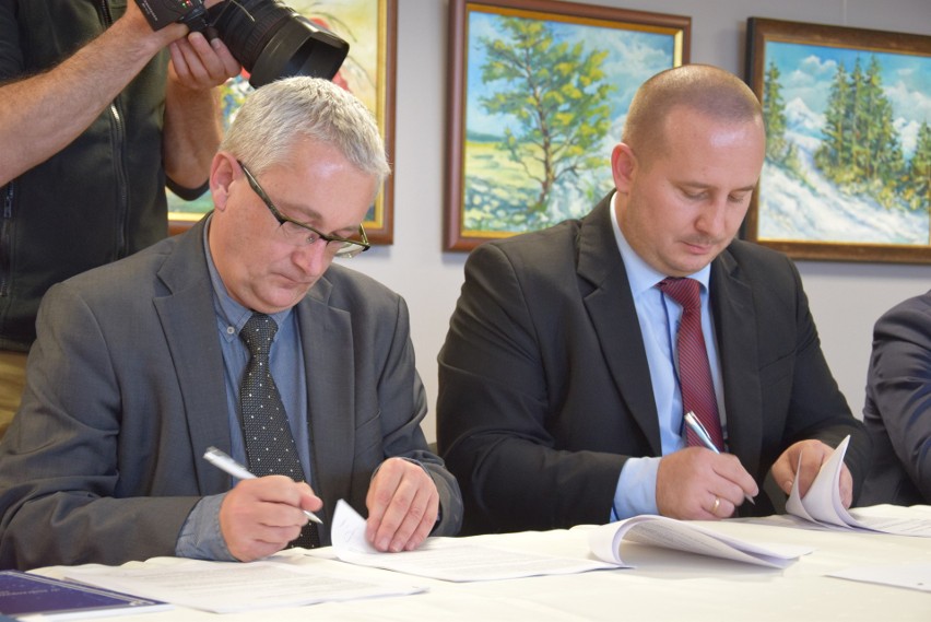 Podpisanie umowy z wykonawcą budowy odcinka drogi gminnej -...