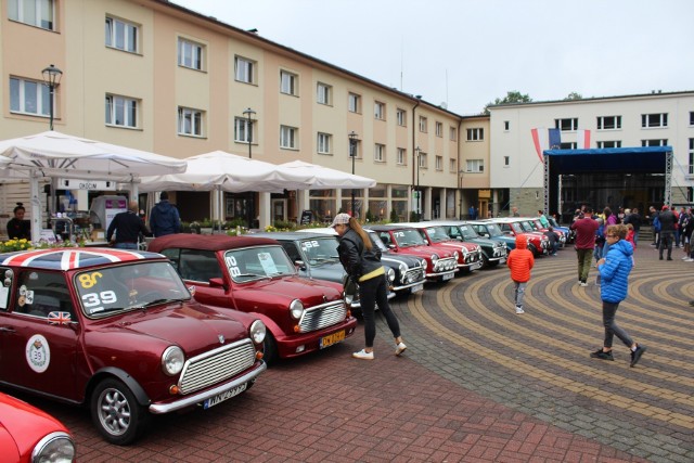 Rajd Turystyczny MINI był dobrą okazją, by z bliska przyjrzeć się fikuśnym i eleganckim samochodom marki mini. Przeglądaj gestem lub za pomocą strzałki, by zobaczyć kolejne zdjęcie