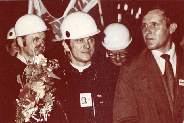 Ks. Jerzy Popiełuszko (w środku) był duszpasterzem robotników Huty Warszawa, służby zdrowia i nieoficjalnym kapelanem podziemnej „Solidarności”. Został zamordowany w 19 października 1984 roku.