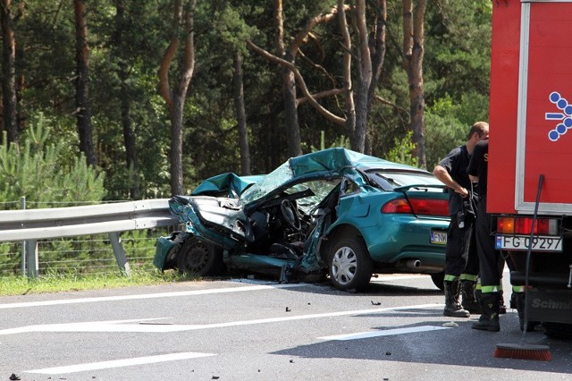 Na S3 koło Nowej Soli zderzyły się tir z osobówką