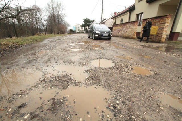 Mieszkańcy ulicy Topolowej apelują o budowę asfaltowej drogi i bieżącą naprawę.