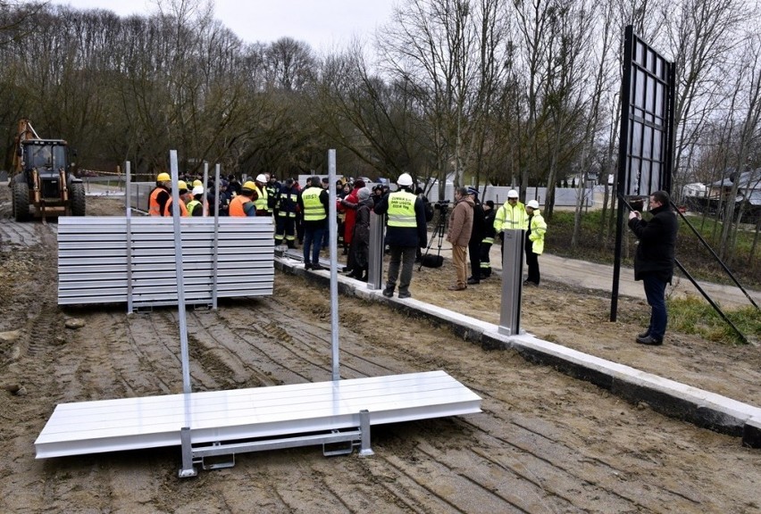 Przenośne zabezpieczenie przeciwpowodziowe na Wiśle w Tarnobrzegu. Będą rozstawiać aluminiową zaporę 