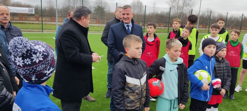 Uczniowie Publicznej Szkole Podstawowej w Skaryszewie mają nowe boisko do gry w piłkę nożną. Zobaczcie zdjęcia