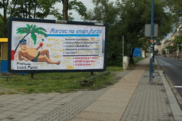 Plakat zawieszono na skrzyżowaniu ulic 1 Maja i Dubois w Opolu.