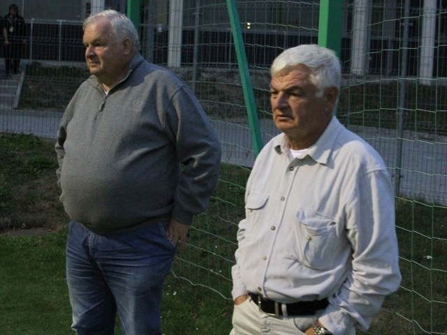 Andrzej Grajewski (z lewej) poniedziałkowy trening Korony  oglądał go w towarzystwie Zenona Jarzębskiego, który ma być jego prawą ręką w klubie.