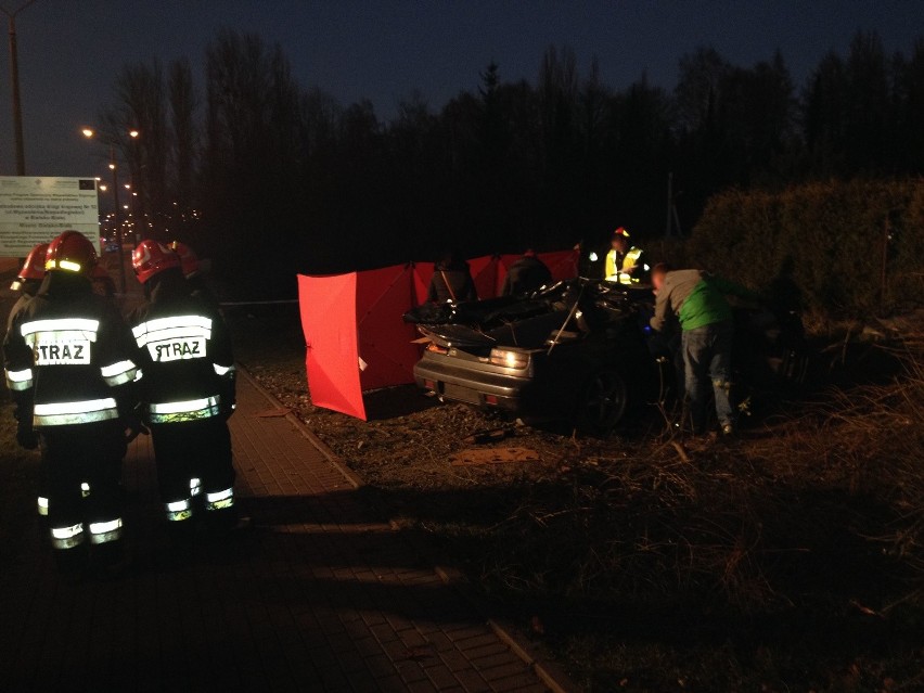 Tragiczny wypadek kierowcy nissana w Bielsku-Białej. Ścigał się? Policja pilnie szuka świadków