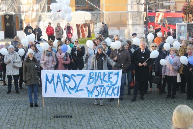 Ulicami Świebodzina przeszedł w piątek, 16 listopada,  Marsz Białej Wstążki. Protestujący skandowali m.in.: „Kto przemoc w rodzinie stosuje, ten na szacunek nie zasługuje”, „Kochaj mądrze”. Akcję w Świebodzinie, po raz pierwszy, zainicjował Ośrodek Pomocy Społecznej, koordynowały ją pracownice socjalne Katarzyna Milewski i Monika Seifert.  „Reaguj na przemoc, szukaj pomocy u specjalistów”, „Nikt nie ma prawa bić, ani poniżać”, „Nie odwracaj wzroku, możesz pomóc, uwierz - masz w sobie siłę” - te i podobne hasła mocno wybrzmiewały na świebodzińskich ulicach. Skandowali je uczestnicy marszu, a przechodnie przystawali zdumieni ekspresją akcji. Kilkudziesięcioosobowa grupa przeszła z Placu Wolności (spod OPS), ulicą Piłsudskiego, Głogowską i Kilińskiego. Pochód zatrzymał się przed Ratuszem. Ogromne wrażenie wywarły wyśpiewane tam słowa piosenki „Nazywam się Miliard” - (...) Nie chcę więcej żyć już w takim świecie, w świecie uwięzionych ptaków. Nie chcę więcej ranić swoich skrzydeł, miotać się w zwierzęcym strachu. Nie jestem rzeczą, twoją zabawką, bokserskim workiem, ozdobną lalką. To moje ciało, krew, moje serce. Nie skrzywdzisz mnie już nigdy więcej...”. [cyt]Bardzo się cieszymy, że dołączyło do nas tak wielu ludzi, że przyszło do nas tak wielu przedstawicieli różnych służb i instytucji, że zjednoczyli się z nami i, że wspólnie mogliśmy zaprotestować, wspólnie pokazać, że nie godzimy się na przemoc i, że jesteśmy za wolnością[/cyt]Po raz pierwszy w Świebodzinie został zorganizowany taki marsz, natomiast akcja Biała Wstążka jest organizowana na całym świecie. Jest wyrazem sprzeciwu względem przemocy wobec kobiet. - Dzisiaj mówimy o kobietach. Wiemy też, że jeśli chodzi o przemoc, jest to przykry temat, który dotyczy również mężczyzn, dzieci. Niemniej jednak ciągle w statystykach przemoc wobec kobiet jest najwyższa - mówiła Mirosława Węgieł, dyrektorka OPS.  - Bardzo się cieszymy, że dołączyło do nas tak wielu ludzi, że przyszło do nas tak wielu przedstawicieli różnych służb i instytucji, że zjednoczyli się z nami i, że wspólnie mogliśmy zaprotestować, wspólnie pokazać, że nie godzimy się na przemoc i, że jesteśmy za wolnością - podsumowała akcję Katarzyna Milewska z OPS.  Udział w wydarzeniu wzięła Iwona Jurasz, przewodnicząca gminnej komisji rozwiązywania problemów alkoholowych. - Przede wszystkim widząc problem wśród naszych klientek uważaliśmy, że trzeba tutaj być, trzeba na ten problem zwrócić uwagę. To nie tylko problem kobiet, ale równie często mężczyzn i dzieci, które żyją w toksycznych związkach. Trzeba na to zwracać uwagę. Jest to naprawdę duży problem, nie często zdarzający się wśród naszych klientów, ale jednak. Cieszę się też, że świadomość ludzi jest inna, szukają pomocy, trafiając na zespół interdyscyplinarny czy do gminnej komisji - zaznacza I. Jurasz. W marszu brały udział zarówno kobiety, jak i mężczyźni. Na czele pochodu kroczył Zbigniew Szumski, który zaznaczył, że nie uczestniczy w tym wydarzeniu jako starosta. Była też radna powiatu Urszula Miara. Naszą uwagę zwrócił jednak mężczyzna z chłopczykiem. - Chciałem swoją obecnością pokazać, że nie tylko kobiety, ale i mężczyźni powinni w tym marszu wziąć udział - powiedział Edward Wawszczyk. - W rodzinie powinien być szacunek, miłość i dbanie o drugą osobę. Przemoc jest niepotrzebna, można porozmawiać, a nie sięgać do rękoczynów. Dlatego wziąłem udział w marszu, przyszliśmy całą rodziną wesprzeć tę akcję, z córką i dwójką wnucząt. Świebodzin w piątek, 16 listopada, wyraził swój sprzeciw, tak jak cały świat, który się organizuje w akcji Białej Wstążki na pamiątkę tragicznego wydarzenia w Kanadzie w 1989 roku, kiedy 14 kobiet poniosło śmierć z rąk młodego mężczyzny. Swoją nienawiść tłumaczył tym, że uważa za niewłaściwe, aby kobiety kończyły studia techniczne i zabierały miejsca pracy mężczyznom. Na masakrę zareagowało wówczas około stu tysięcy mężczyzn, którzy na znak sprzeciwu przypięli do ubrań białą wstążkę.   