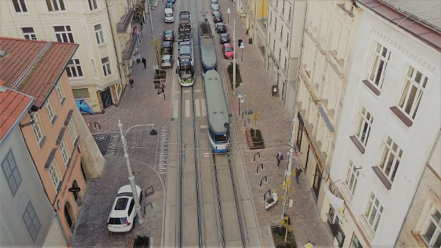 Na ul. Krakowską powróciły tramwaje i samochody, ale nadal jest tam plac budowy.
