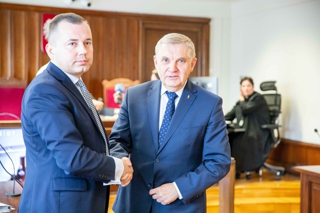 Radny Henryk Dębowski i prezydent Tadeusz Truskolaski po zakończonym ugodą procesie w lutym 2020 roku