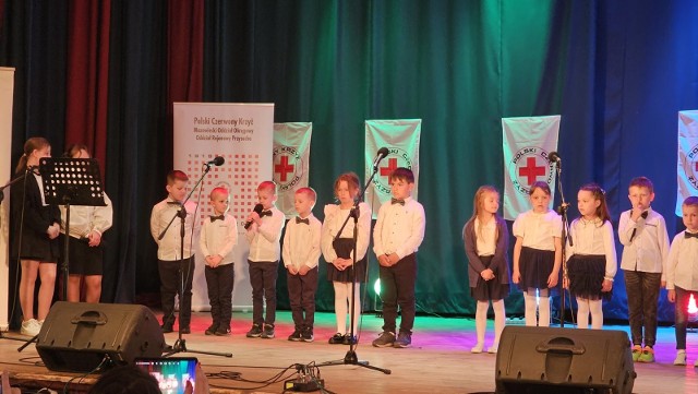Na scenie w Domu Kultury w Przysusze zaprezentowały się szkolne koła PCK z powiatu przysuskiego.