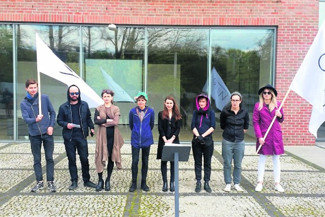 Członkowie Grupy Nad Wisłą odczytali swoje postulaty pod Centrum Sztuki Współczesnej, a następnie obeszli siedemnaście toruńskich instytucji kultury