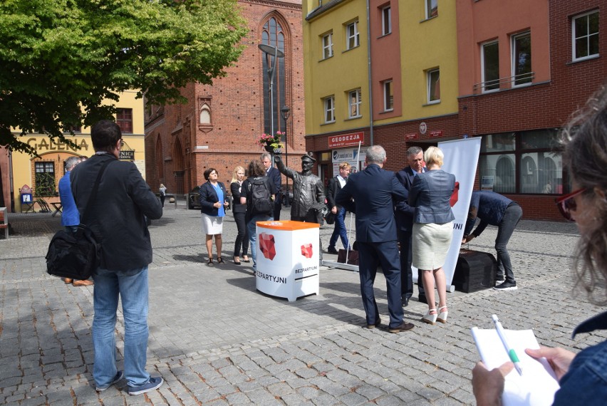 Stargard. Akcja społeczna #niehejtuję zainaugurowana na placu przed ratuszem 