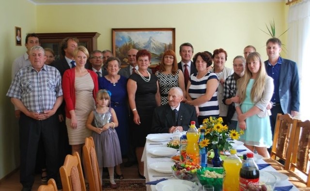 Piotr Jasionowski w otoczeniu gości i rodziny