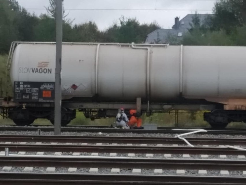 Kuźnica. Wyciek metanolu z cysterny kolejowej na bocznicy. 5 zastępów straży pożarnej na miejscu