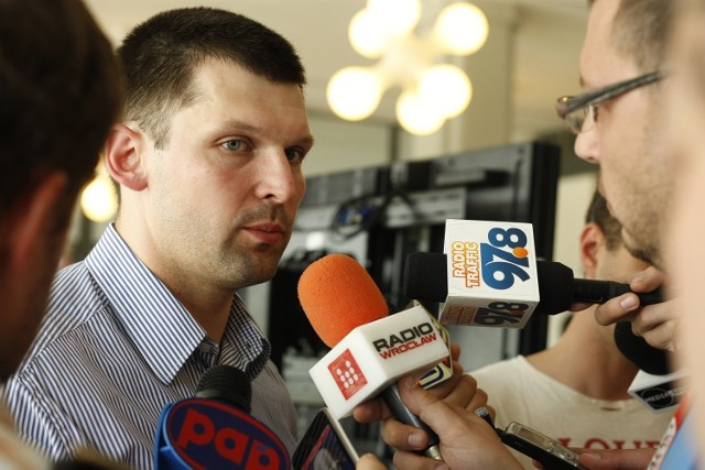 Szymon Kołecki podczas czerwcowej konferencji prasowej, na której przedstawiono Wrocław jako gospodarza tegorocznych MŚ w podnoszeniu ciężarów.