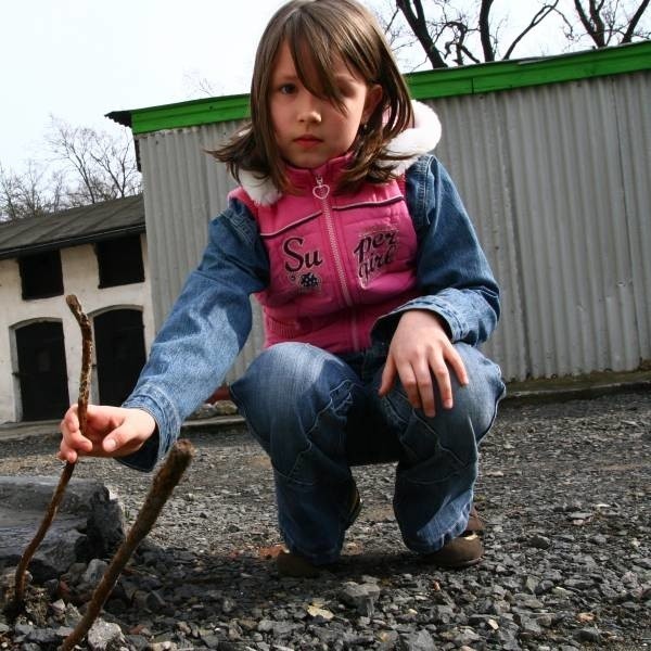 Angelika Dywan pokazuje niebezpieczne pręty na swoim podwórku.