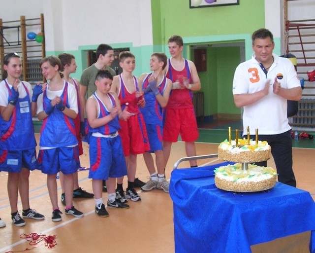 Dariusz Michalczewski dostał tort urodzinowy od zawodników szkółki bokserskiej.