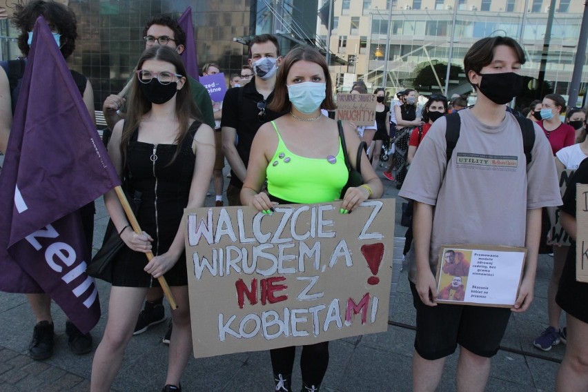 Młodzież protestowała w Katowicach przeciwko wypowiedzeniu...