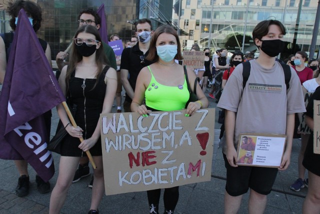 Młodzież protestowała w Katowicach przeciwko wypowiedzeniu Konwencji Stambulskiej.Zobacz kolejne zdjęcia. Przesuwaj zdjęcia w prawo - naciśnij strzałkę lub przycisk NASTĘPNE