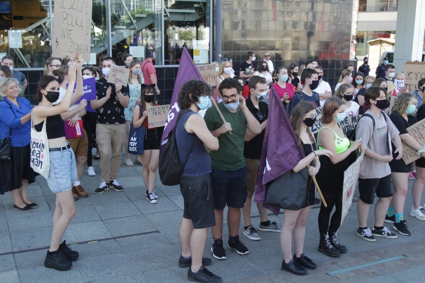 Młodzież protestowała w Katowicach przeciwko wypowiedzeniu...