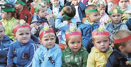 Przedszkolaki z Przedszkola nr 3 podczas obchodów 30-lecia działalności placówki. Oprócz trzech miejskich przedszkoli w Białogardzie działają dwa prywatne punkty przedszkolne.
