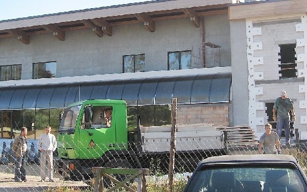 Wykonawcą hali jest konsorcjum SANMEL- WESTERBUD-KOMBUD. Umowa opiewa na 13  420 tys. złotych. Mimo zmniejszonego zakresu  prac - m.in. nie ma podziemnych parkingów - do  hali i tak trzeba będzie dołożyć 1,5 mln złotych.