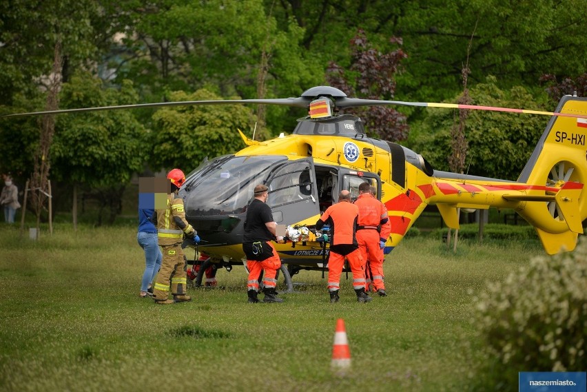 14-miesięczna dziewczynka wypadła z balkonu na drugim piętrze we Włocławku. Ojciec miał prawie 2 promile! [zdjęcia]