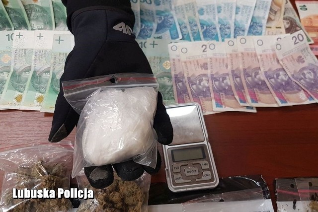Policjanci ujawnili w mieszkaniu dużą ilość narkotyków
