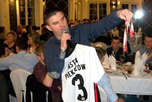Prezes Astry Piekoszów Marcin Zychalski przeprowadził licytację klubowej koszulki, którą sprzedano za 200 złotych. 