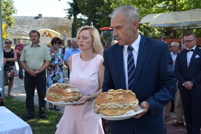 W sobotę, 24 sierpnia, społeczność Jemiołowa gremialnie uczestniczyła w tradycyjnych obchodach rolniczego święta. Tegoroczne dożynki przebiegały, jak zwykle, z pełną pompą, chociaż powodów do radości i zadowolenia nie było zbyt wiele. Plony okazały się wyjątkowo niskie, a rolnicy z troską patrzą już w nadchodzącą przyszłość.  Więcej wiadomości w tygodniku papierowym „Dzień za Dniem” lub na www.prasa24.pl. Aktualny numer w każdą środę. Zajrzyj też na Facebooka https://www.facebook.com/dzienzadniem/;Dzień za DniemZobacz też: Blues u Józka na podwórku