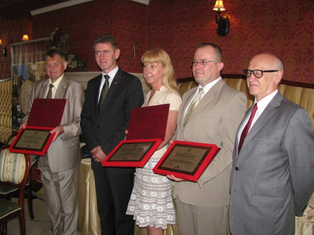 Od lewej: Sławomir Poznański, naczelnik II US w Białymstoku, Maciej Żywno, wojewoda podlaski, Małgorzata Sokół-Kreczko, naczelnik I US w Białymstoku, Janusz Bonarski, naczelnik US w Suwałkach i Krzysztof Żukowski, kanclerz białostockiej Loży Business Centre Club