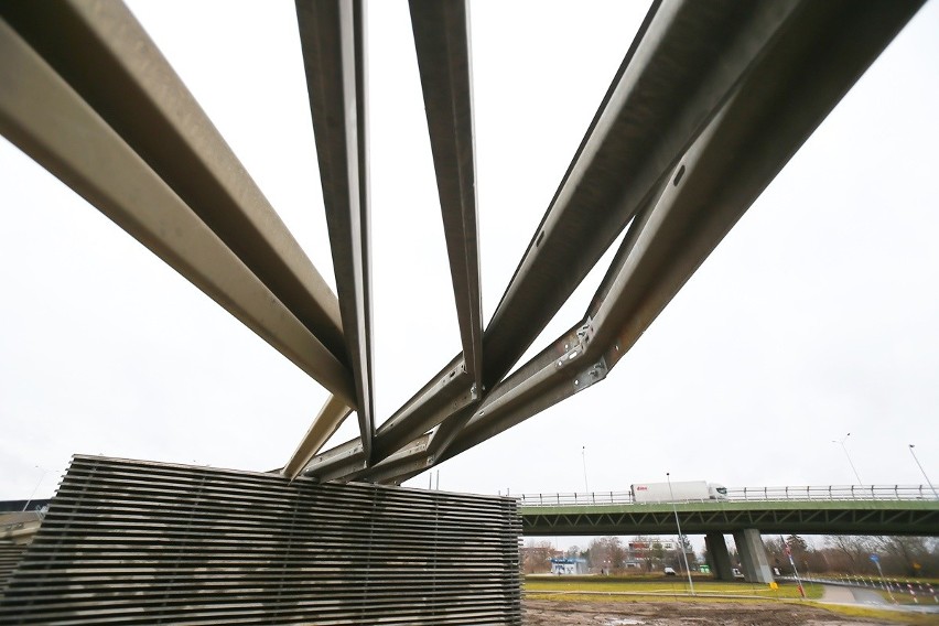 Nietypowa kaplica na Żernikach. Składa się z barier energochłonnych [FOTO] 