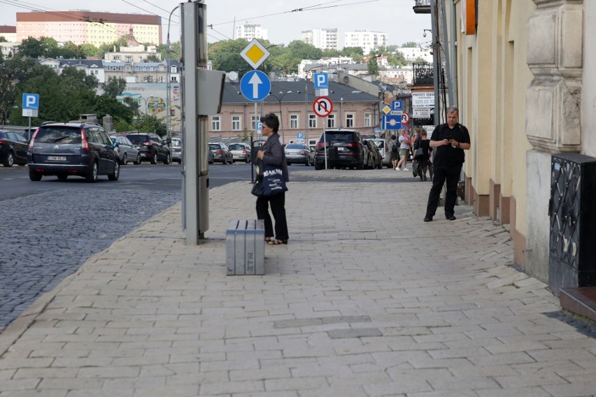 Lublin: Przy Lubartowskiej znikną miejsca parkingowe. Powód? Rusza remont chodników na odcinku od Bajkowskiego do Tysiąclecia