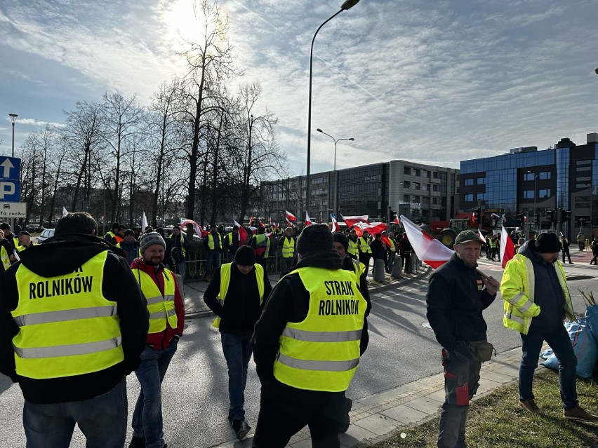 Rolnicy zebrali się pod urzędem wojewódzkim w Kielcach....