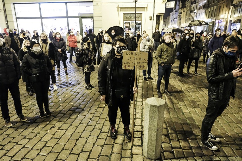 Protest kobiet w Toruniu. Demonstranci wsparli sprzedawców przy bramie cmentarza ZDJĘCIA