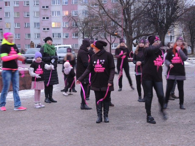 Na placu Wyszyńskiego w Sławnie już po raz drugi uczestnicy akcji One Billion Rising zatańczyli przeciwko przemocy wobec kobiet.- Nie boimy się głośno mówić stop przemocy. Jej nie powinno w ogóle być - mówiła Ewelina Stach, koordynatorka akcji przeciwko przemocy wobec kobiet i dziewcząt w Sławnie. - Dziękujemy wszystkim, którzy wspierają nasze wydarzenie, m.in. burmistrzowi miasta Sławno - Krzysztofowi Frankensteinowi, staroście sławieńskiemu - Wojciechowi Wiśniowskiemu oraz radnym Kindze Cichawie i Dominikowi Margielewskiemu. W trakcie akcji na placu głos zabrało kilka osób. O tym, gdzie należy szukać pomocy mówiła Małgorzata Maciuk-Radawiec, dyrektor Powiatowego Centrum Pomocy Rodzinie w Sławnie. - Ta pomoc może przyjść od przedstawicieli różnych służb, w tym od psychologa, prawnika, policjanta, lekarza, pracownika socjalnego - przypominała dyrektor PCPR. A czym jest tak naprawdę akcja One Billion Rising? To ogólnoświatowy protest w formie tańca, który zwraca uwagę na przemoc wobec dziewcząt i kobiet, przede wszystkim na najbardziej drastyczny, wciąż lekceważony jej przejaw - przemoc seksualną. W tym roku dzięki akcji organizatorzy chcą poruszyć temat przeciwdziałania przemocy na poziomie lokalnym.