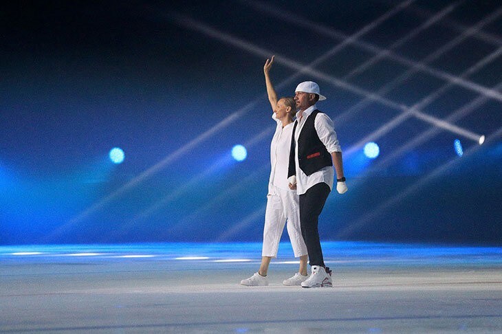 Roman Kostomarow, mistrz olimpijski w tańcach na lodzie, któremu amputowano stopy i dłonie, właśnie wrócił na lód w programie z żoną