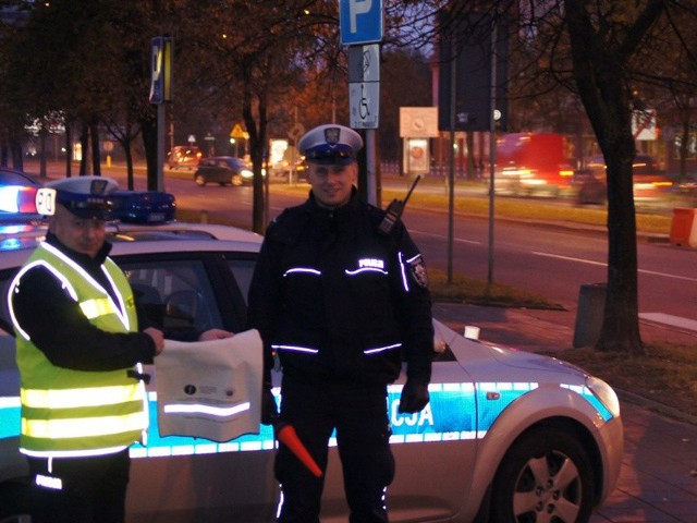 Policjanci rozdają odblaskowe torby