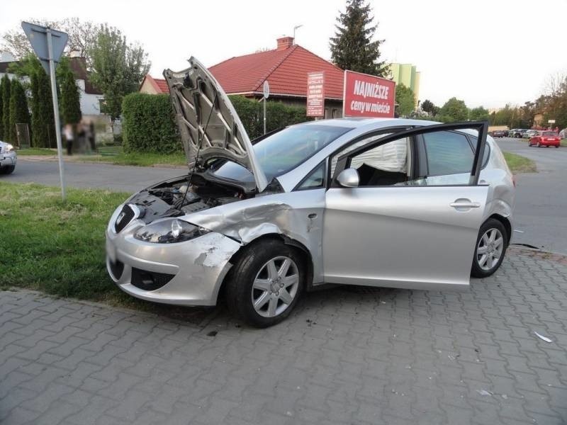 Zderzenie dwóch aut na Broniewskiego [ZDJĘCIA]